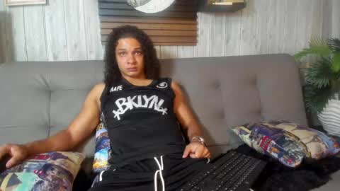 independent model online show from May 26, 7:10 pm