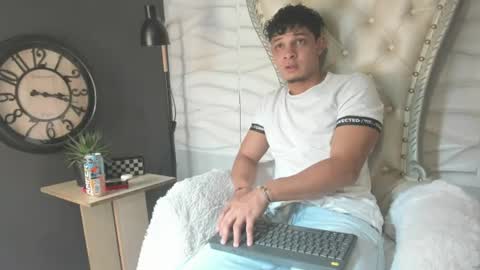independent model online show from August 1, 8:19 pm