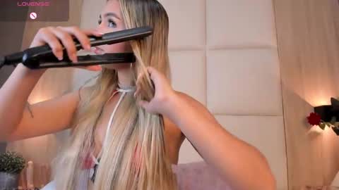 Snapshot of bella1207 chatting on December 22, 7:21 pm Bella cam online show from December 22, 7:21 pm