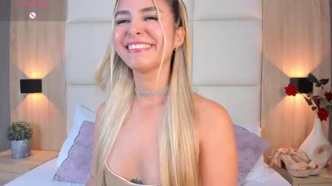 Snapshot of bella1207 chatting on January 27, 10:27 pm Bella cam online show from January 27, 10:27 pm