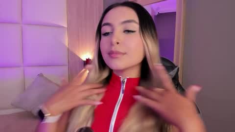 Snapshot of bella1207 chatting on September 15, 7:25 pm Bella cam online show from September 15, 7:25 pm