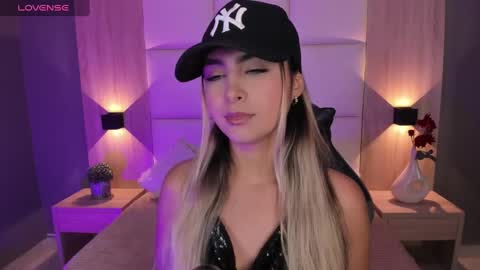 Snapshot of bella1207 chatting on September 20, 7:37 pm Bella cam online show from September 20, 7:37 pm