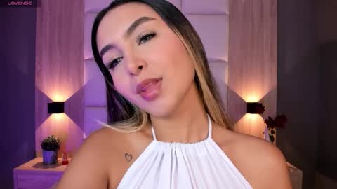 Snapshot of bella1207 chatting on September 30, 7:30 pm Bella cam online show from September 30, 7:30 pm