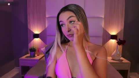 Snapshot of bella1207 chatting on October 4, 7:56 pm Bella cam online show from October 4, 7:56 pm