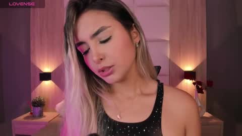 Snapshot of bella1207 chatting on October 7, 7:11 pm Bella cam online show from October 7, 7:11 pm