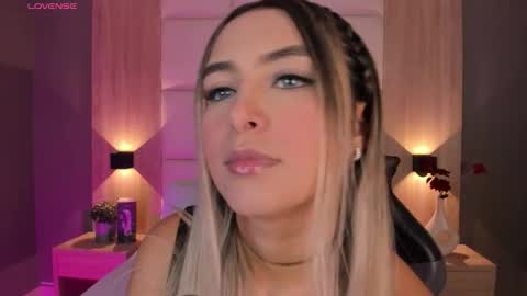 Snapshot of bella1207 chatting on October 27, 7:29 pm Bella cam online show from October 27, 7:29 pm