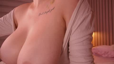 Snapshot of bella_adams_ chatting on May 27, 1:57 am isabella online show from May 27, 1:57 am