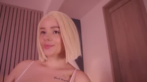 Snapshot of bella_adams_ chatting on July 18, 10:24 pm isabella online show from July 18, 10:24 pm