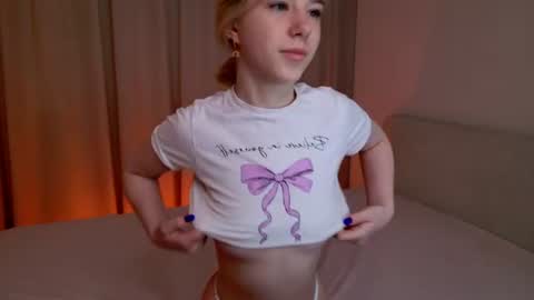 Snapshot of bella_amoury chatting on June 20, 11:35 am Bella online show from June 20, 11:35 am