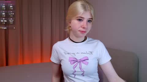 Snapshot of bella_amoury chatting on July 13, 8:11 pm Bella online show from July 13, 8:11 pm