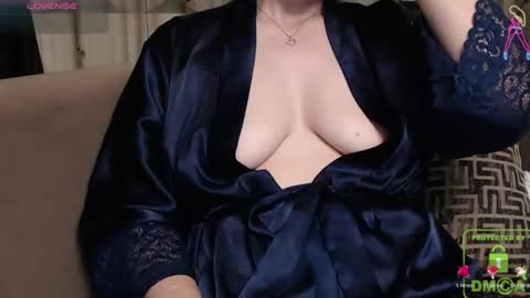 Snapshot of bella_antoniaxo chatting on June 16, 8:28 am Antonia online show from June 16, 8:28 am