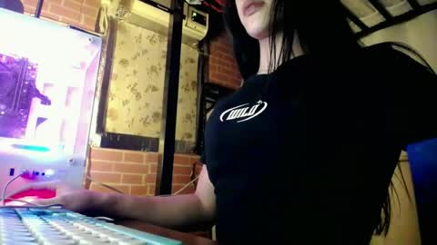 Snapshot of bella_fvcker69 chatting on June 12, 4:39 pm Bella online show from June 12, 4:39 pm