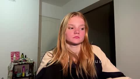 Snapshot of bella_gasp chatting on April 8, 1:16 am Jane online show from April 8, 1:16 am