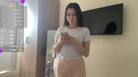 Snapshot of bella_gasp chatting on May 12, 5:04 am Jane online show from May 12, 5:04 am