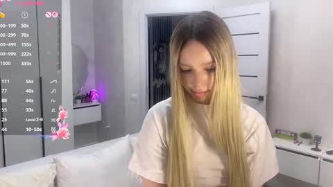 Snapshot of bella_gasp chatting on June 9, 10:43 pm Jane online show from June 9, 10:43 pm