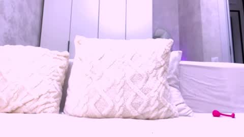 Snapshot of bella_gasp chatting on June 11, 12:32 am Jane online show from June 11, 12:32 am