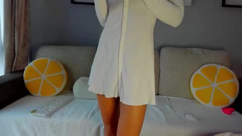 Snapshot of bella_hot77 chatting on October 24, 8:33 am Anna  online show from October 24, 8:33 am