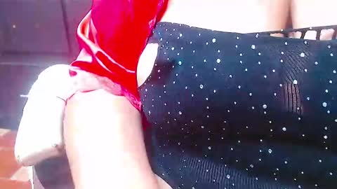 Snapshot of bella_lady_1_ chatting on December 7, 6:48 pm lady online show from December 7, 6:48 pm