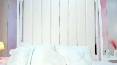 Mia online show from October 16, 1:01 pm