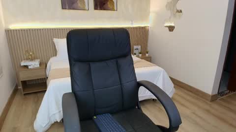 Snapshot of bella_millers chatting on March 31, 6:52 pm bella_millers online show from March 31, 6:52 pm