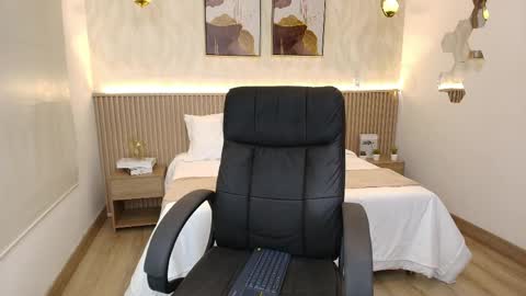 Snapshot of bella_millers chatting on April 1, 6:49 pm bella_millers online show from April 1, 6:49 pm