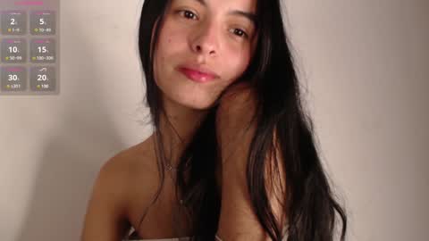 Snapshot of bella_musee chatting on February 2, 11:32 pm online show from February 2, 11:32 pm