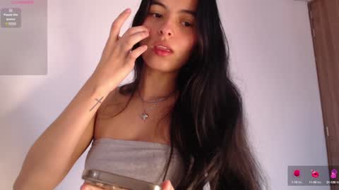 Snapshot of bella_musee chatting on February 5, 9:18 pm online show from February 5, 9:18 pm