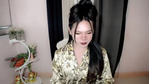bella_ngo online show from July 29, 1:37 am