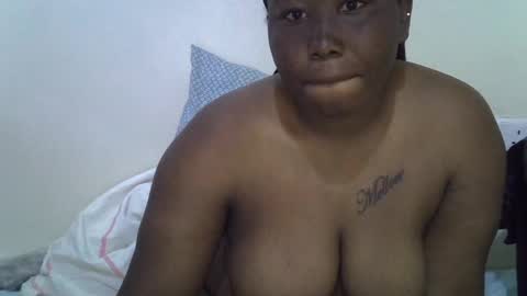 Snapshot of bella_noire1 chatting on June 16, 6:27 am bella_noire1 online show from June 16, 6:27 am