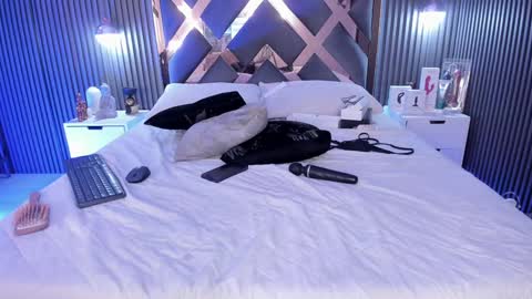 Snapshot of bella_raiderr chatting on February 8, 7:37 am isabella online show from February 8, 7:37 am