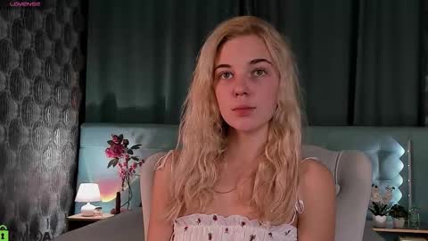 Snapshot of bella_stewartt chatting on September 24, 12:03 am Bella online show from September 24, 12:03 am