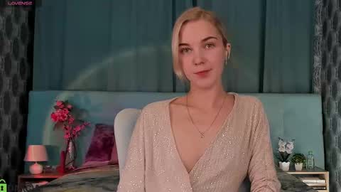 Snapshot of bella_stewartt chatting on September 25, 12:14 am Bella online show from September 25, 12:14 am