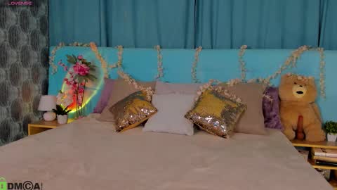 Snapshot of bella_stewartt chatting on October 27, 12:04 am Bella online show from October 27, 12:04 am