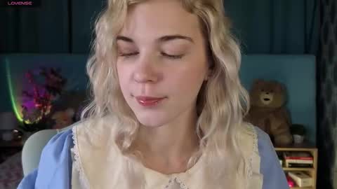 Snapshot of bella_stewartt chatting on November 10, 12:42 am Bella online show from November 10, 12:42 am