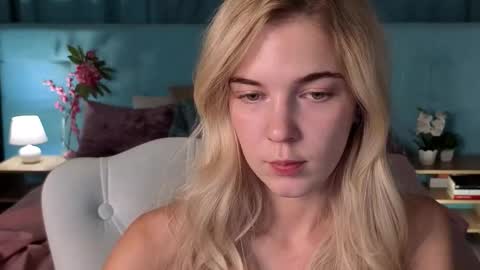 Snapshot of bella_stewartt chatting on November 30, 8:18 am Bella online show from November 30, 8:18 am