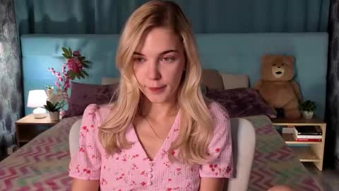 Snapshot of bella_stewartt chatting on December 1, 12:15 am Bella online show from December 1, 12:15 am