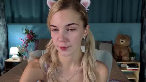 Snapshot of bella_stewartt chatting on December 1, 11:10 pm Bella online show from December 1, 11:10 pm