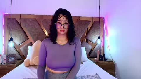 Bella Swwan  online show from April 25, 1:52 pm