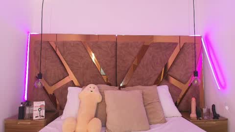 Bella Swwan  online show from May 10, 6:57 pm