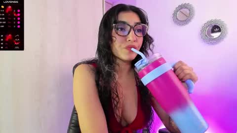 Snapshot of bella_thorne3 chatting on February 7, 9:51 pm Bella online show from February 7, 9:51 pm