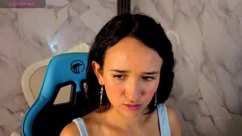 Snapshot of bella_vibes_s chatting on February 17, 12:34 pm Bella online show from February 17, 12:34 pm