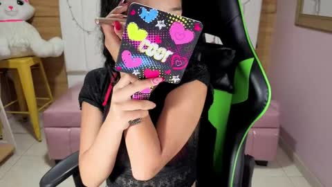 Snapshot of bella_vibes_s chatting on April 6, 12:39 pm Bella online show from April 6, 12:39 pm