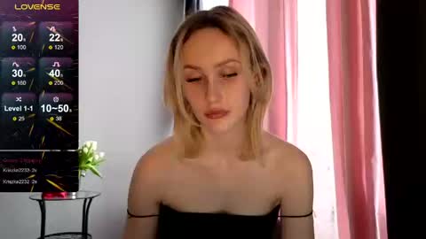 Snapshot of bella_villen chatting on March 9, 9:35 am bella_villen online show from March 9, 9:35 am