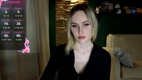 Snapshot of bella_villen chatting on March 15, 10:49 pm bella_villen online show from March 15, 10:49 pm