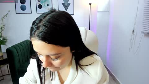  Bella Hadid  online show from December 29, 1:38 pm