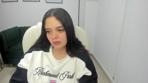  Bella Hadid  online show from January 5, 10:53 am