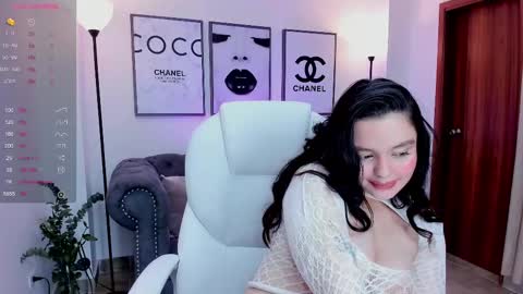  Bella Hadid  online show from February 25, 2:11 pm