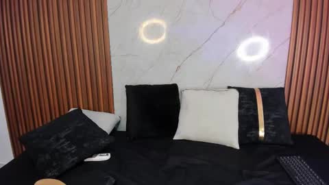 belladuboiss_ online show from December 5, 11:49 am