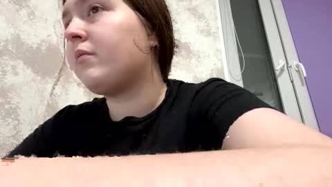 Snapshot of bellahadid8 chatting on December 17, 8:04 pm Charming Hamster online show from December 17, 8:04 pm