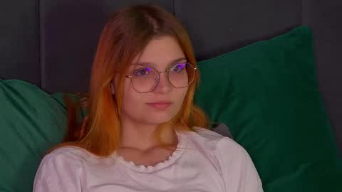 Snapshot of bellamarebelle chatting on October 18, 4:26 am BellaMarebelle online show from October 18, 4:26 am